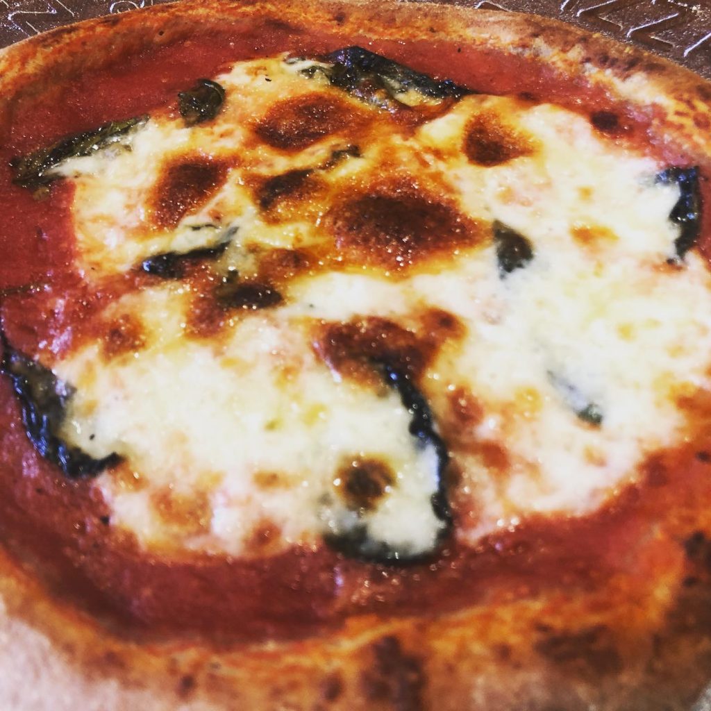 【新メニュー】マラウイハーツ中野シェフの本格窯焼きオーガニックなピッツァ登場️出来る限りオーガニックの材料使用した超贅沢なピッツァです。