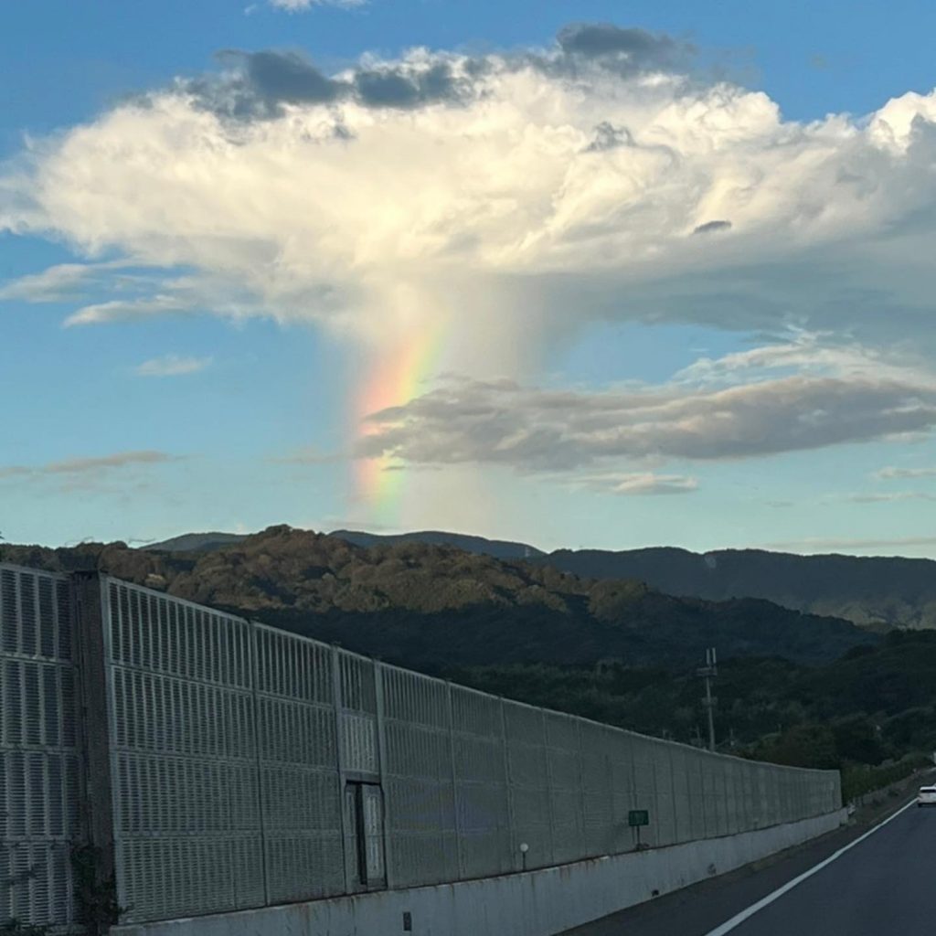 諫早の帰り、雲の柱の中に虹が️諫早の帰りはいつも空からご褒美